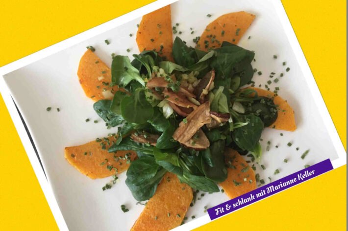 Kürbisschnitze mit Nüsslisalat
