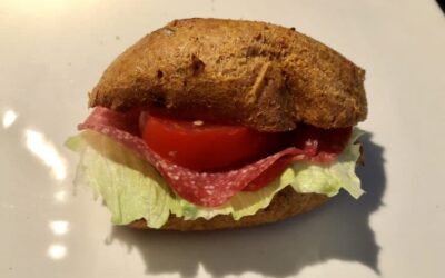 Frischkäse-Tomaten-Brötchen