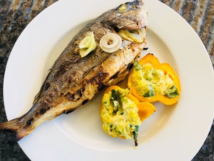 Köstliche Gegrillte Dorade mit gefüllter Peperoni