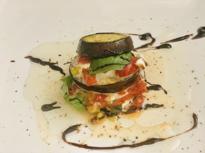Auberginentürme mit Büffelmozzarella