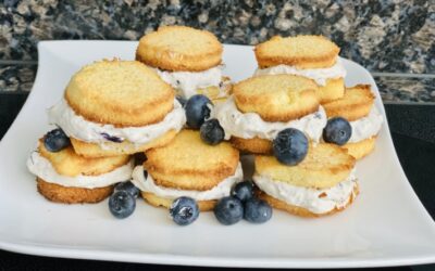 Kohlenhydratarme Kekse mit Heidelbeercrème