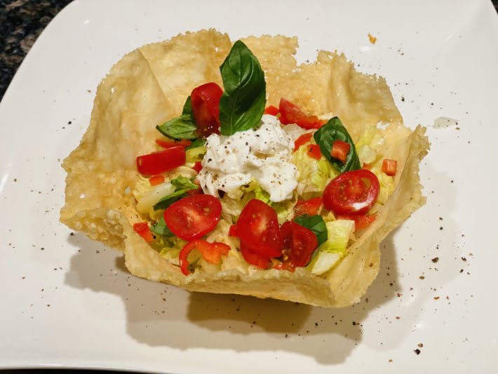 Parmesankörbli mit Burrata-Salat kohlenhydratarm