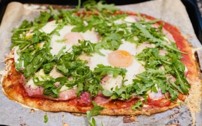 Hüttenkäse-Pizza mit Ei und Rucola kohlenhydratarm