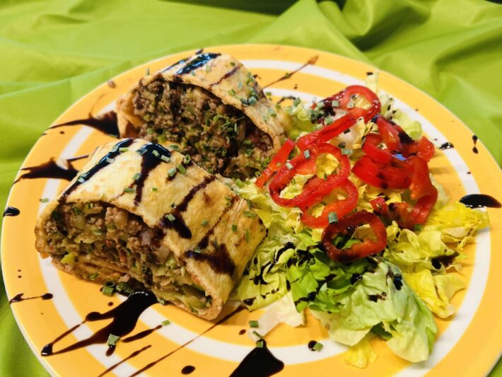 Wrap mit Rinds-Hackfleisch und Gemüse