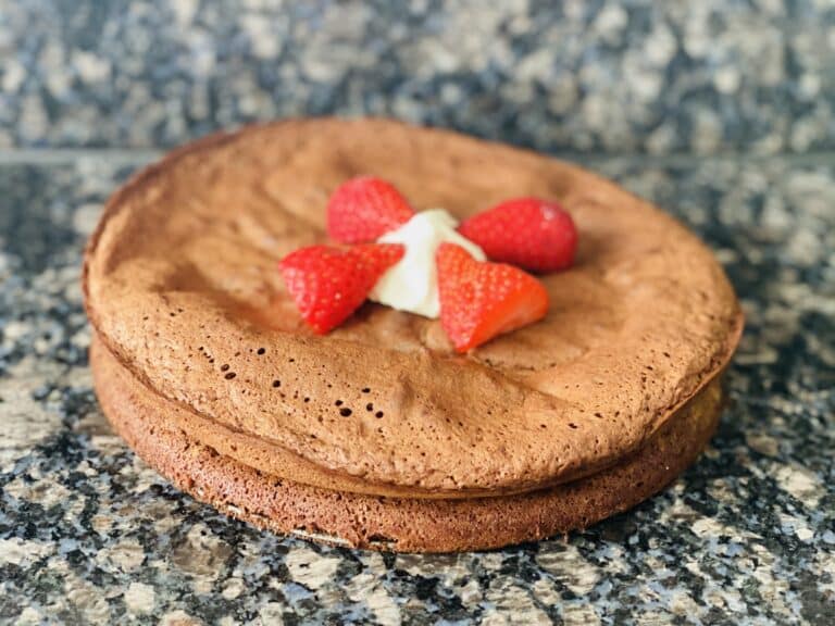 Selbstgebackener Low Carb Schokoladenkuchen frisch aus dem Ofen, mit Erdbeeren dekoriert