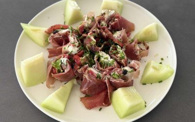 Low Carb Rohschinken-Röllchen mit Frischkäse und Rucola