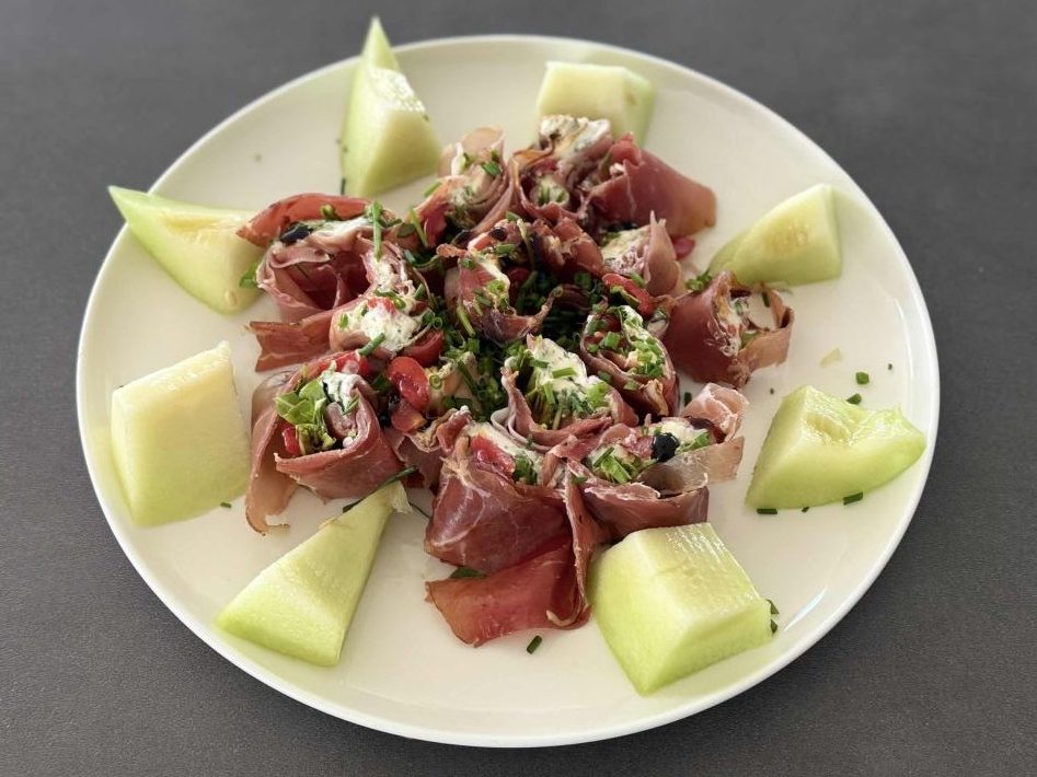 Low Carb Rohschinken-Röllchen mit Frischkäse und Rucola